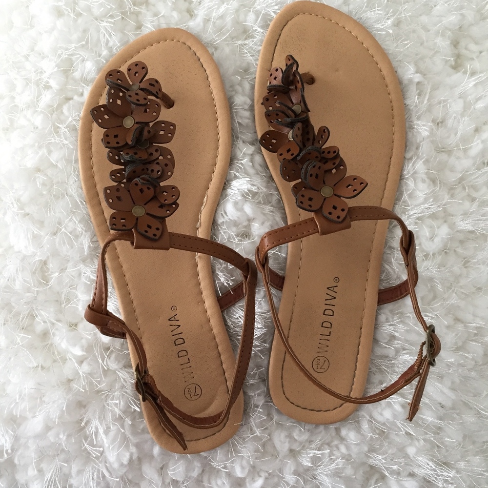 Flat sandals with (faux) leather flowers